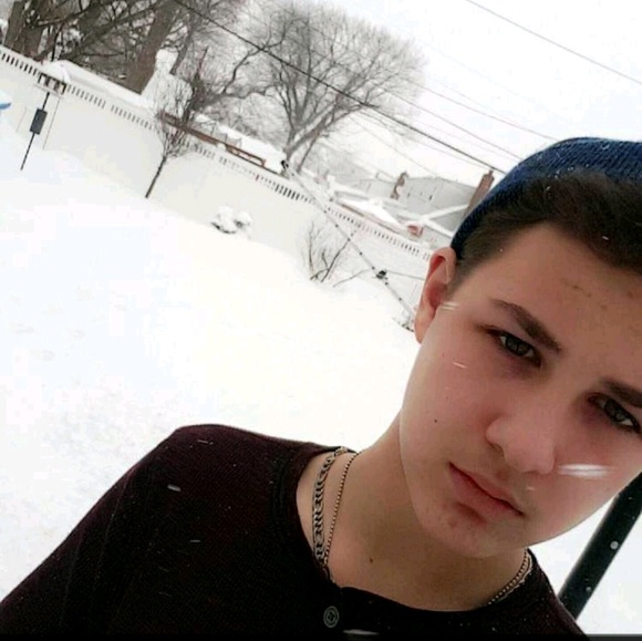 Profile Picture of Robert Llompart (@robllompart) on Poshmark