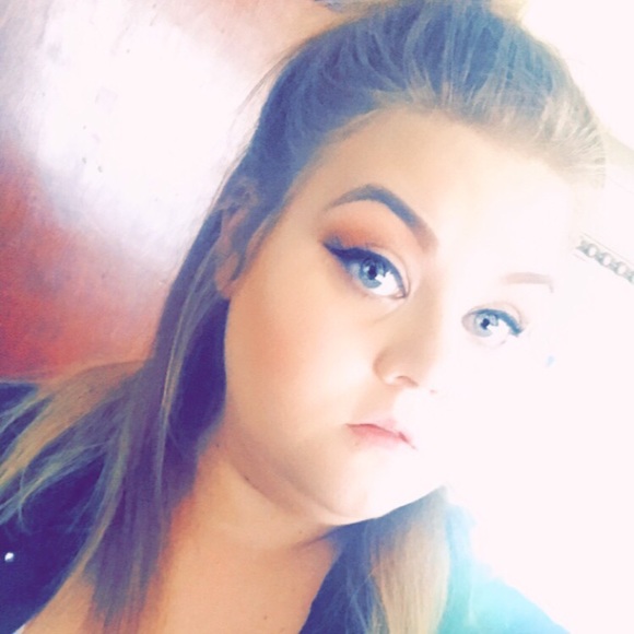 Profile Picture of Kaitlin Lowndes (@klowndes) on Poshmark