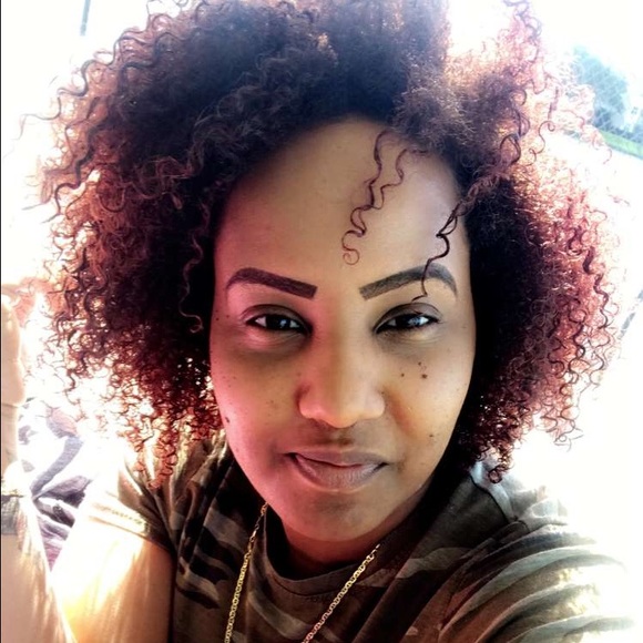 Profile Picture of Kerry Thomas (@kissmeteet) on Poshmark