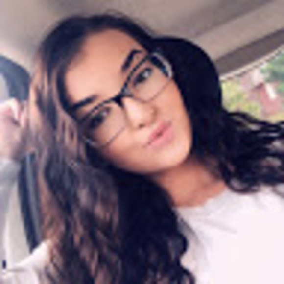 Profile Picture of Emily Weiberg (@eweiberg321) on Poshmark