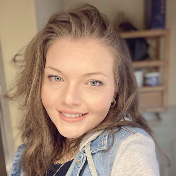 Profile Picture of Gabrielle Bartlett (@gabartlett94) on Poshmark