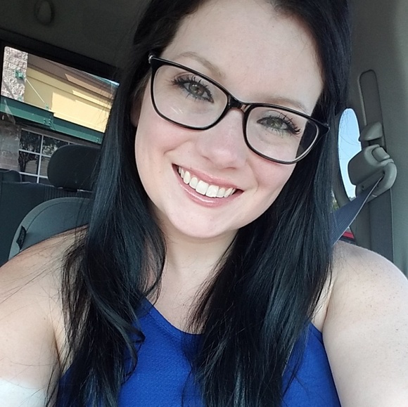 Tonya Krienke - Poshmark Profile Picture of Tonya Krienke (@petunia29) on Poshmark