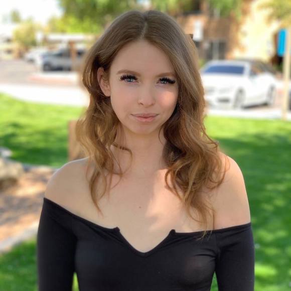 Profile Picture of Markell Manna (@markellmarie) on Poshmark