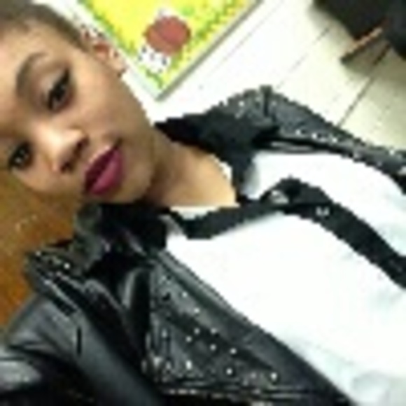 Profile Picture of Aladrian Blake (@reallythodulai) on Poshmark