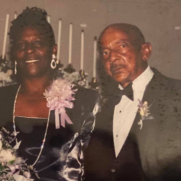 Profile Picture of Danielle Fredericks (@dfedericks) on Poshmark