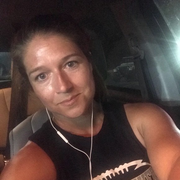 Profile Picture of Amanda Roark (@amandaroark) on Poshmark