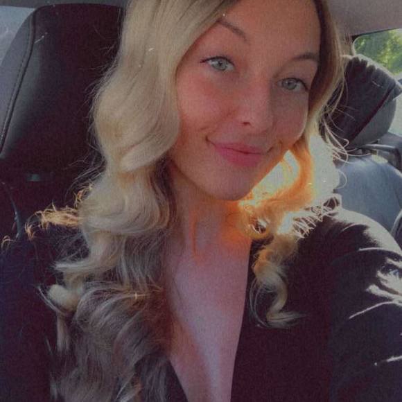 Profile Picture of Taylor Machovsky (@taylormachovsky) on Poshmark