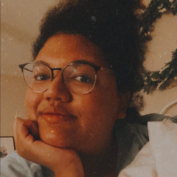 Profile Picture of Amelia Sebouai (@ameliasebo) on Poshmark