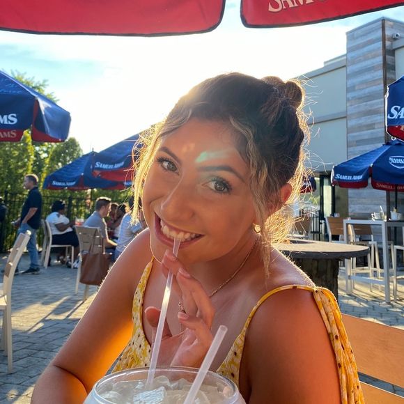 Profile Picture of Amanda Laezza (@amandalaezza) on Poshmark