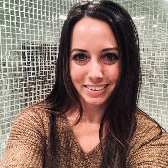 Profile Picture of Sarah Brezik (@sbreezey) on Poshmark