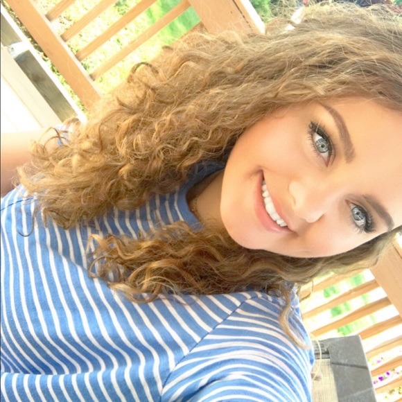 Profile Picture of Brooke Vanderpool (@brookelaurenv) on Poshmark