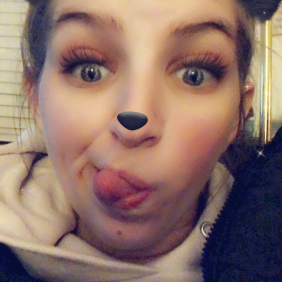 Profile Picture of Kelsie Antonsen (@kelsie_antonsen) on Poshmark