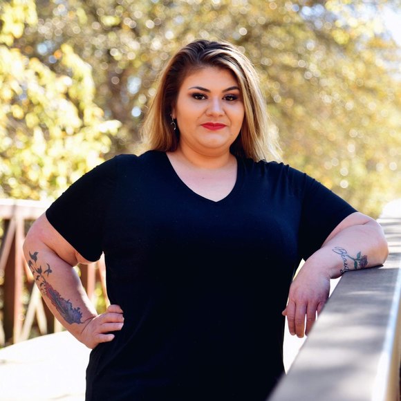 Profile Picture of Jennifer Houk (@butterflye2006) on Poshmark