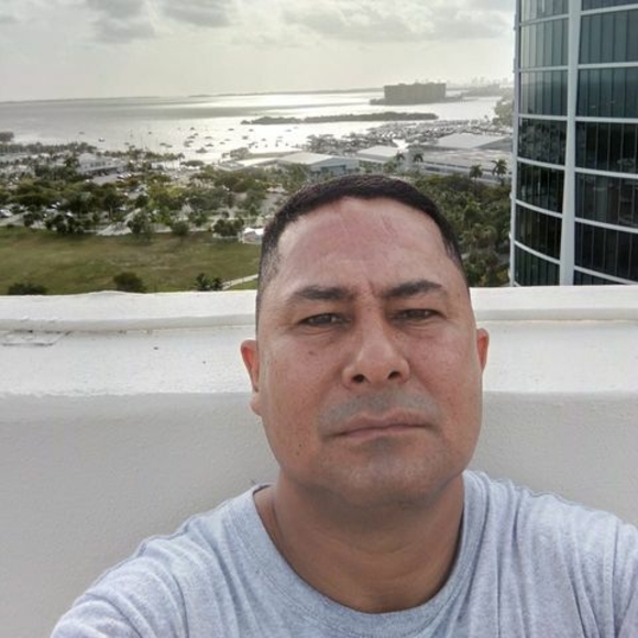 Profile Picture of Alex Lanza (@alexaapellido36) on Poshmark