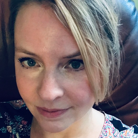 Profile Picture of Lisa Debenedictis (@lisadb1975) on Poshmark