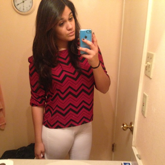 Profile Picture of Victoria Flores (@victoriaf21) on Poshmark