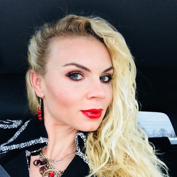 Profile Picture of Danielle Harper (@poobearharper) on Poshmark