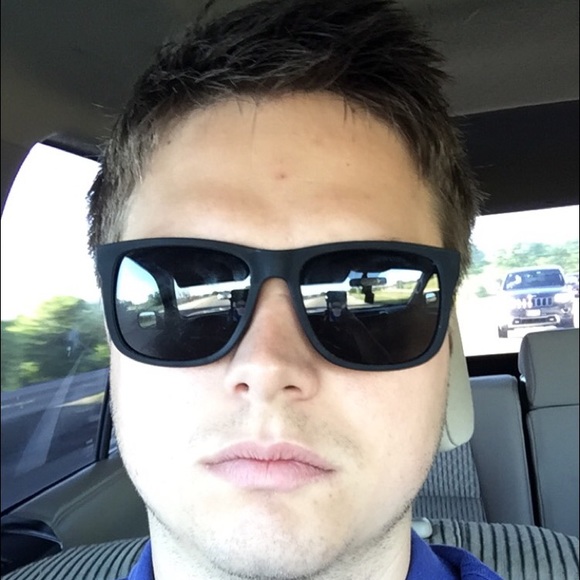 Profile Picture of Tate Anderson (@tjanderson219) on Poshmark