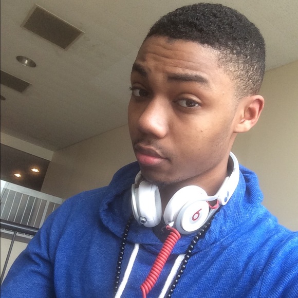 Profile Picture of Dwayne Hewitt (@dwayzy) on Poshmark