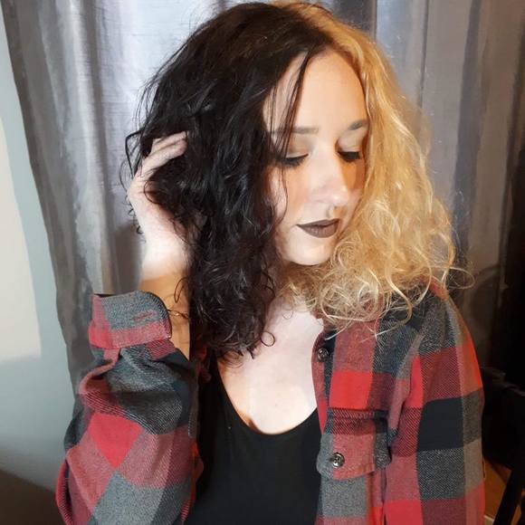 Profile Picture of Evanie Labelle (@evanielabelle) on Poshmark