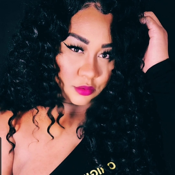 Profile Picture of Lizzy Hayes (@lizzy_hayes) on Poshmark