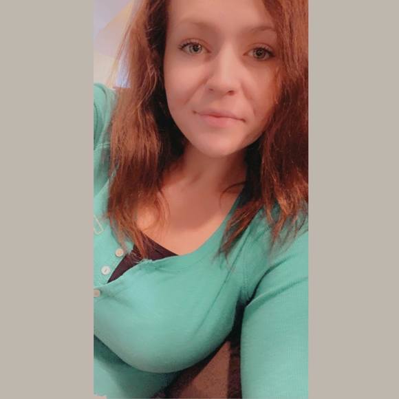 Profile Picture of Samantha Haughie (@samantharose24) on Poshmark