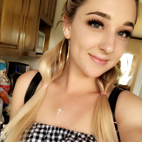 Profile Picture of Justine Gobble (@justinegobble15) on Poshmark