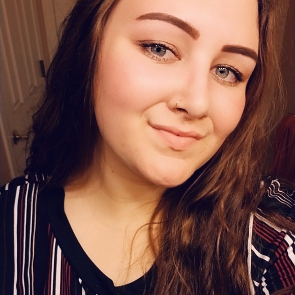 Profile Picture of Tatum Davis (@taatumdavis) on Poshmark