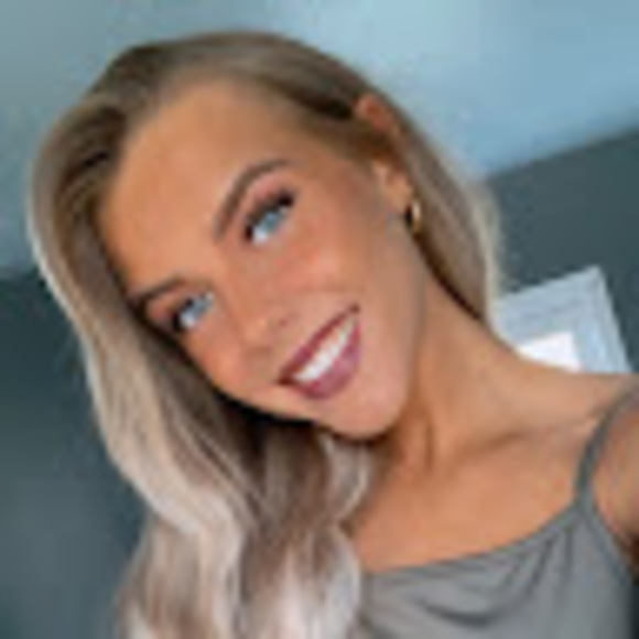 Profile Picture of Svetlana Kozulya (@svetlanakozulya) on Poshmark