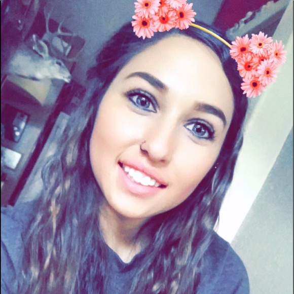 Profile Picture of Mikaela Martinez (@mikaela_m15) on Poshmark
