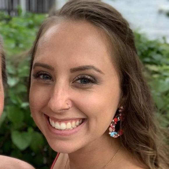 Profile Picture of Amanda Lindberg (@alindberg95) on Poshmark