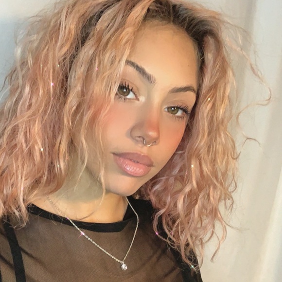 Profile Picture of Alexa Trythall (@alexatrythall19) on Poshmark