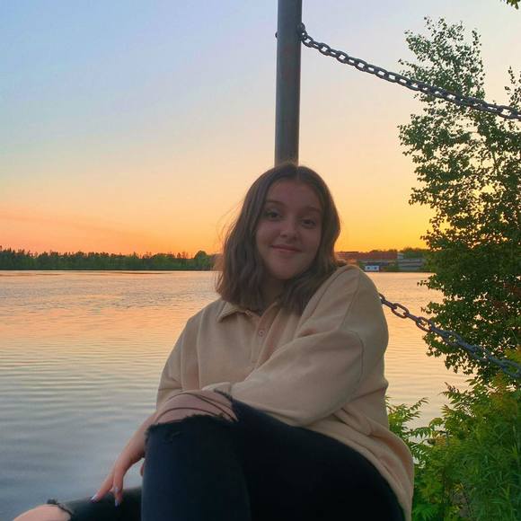 Profile Picture of Julianne Longpré (@juliannejuju8) on Poshmark