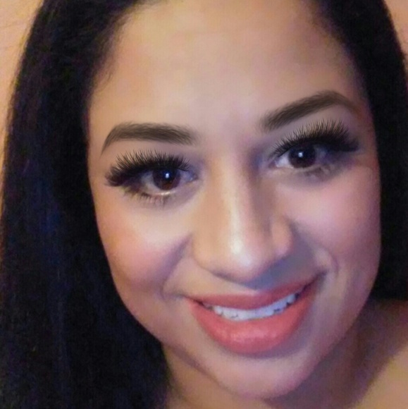 Profile Picture of Angelica Tabares (@jkkj_1234) on Poshmark