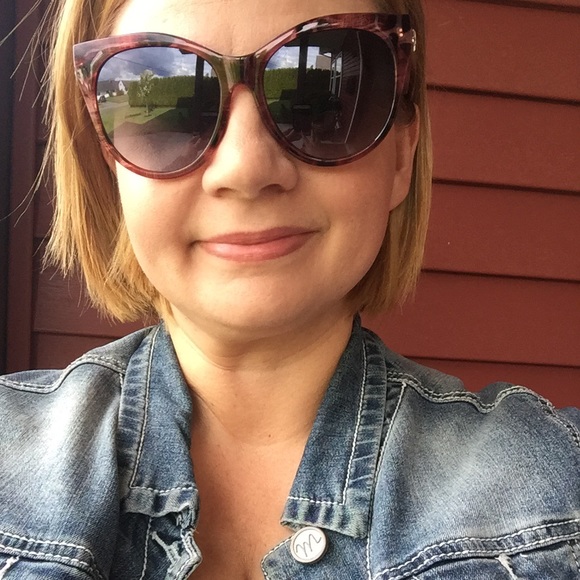 Profile Picture of Holly Thomopoulos (@hthomopoulos) on Poshmark