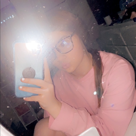 Profile Picture of Ashlyn paige Weaver (@ashlynpaige385) on Poshmark