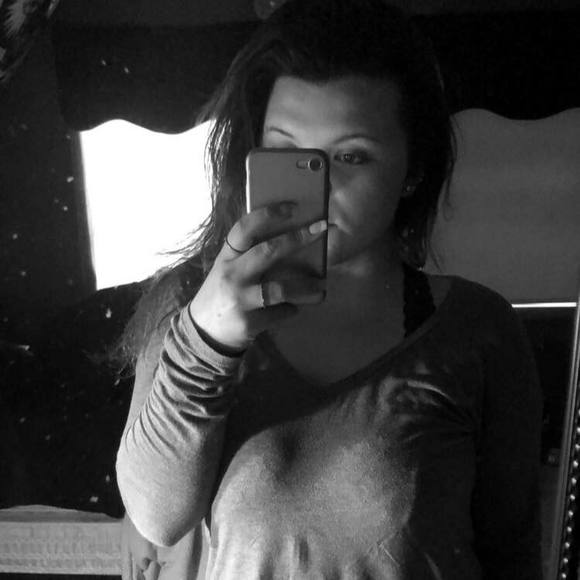 Amanda Gadaire - Poshmark Profile Picture of Amanda Gadaire (@agadaire) on Poshmark