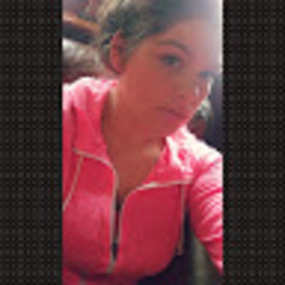 Profile Picture of Hayley Andrews (@hayleyandrews78) on Poshmark