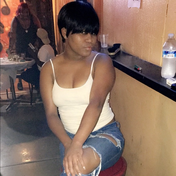 Profile Picture of Rachelle Lovelace (@rachelle_love19) on Poshmark