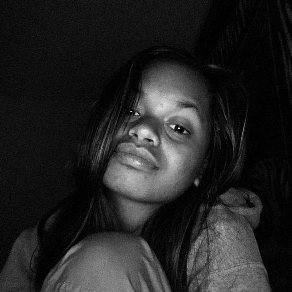 Profile Picture of Lani Bejang (@lanibejang) on Poshmark