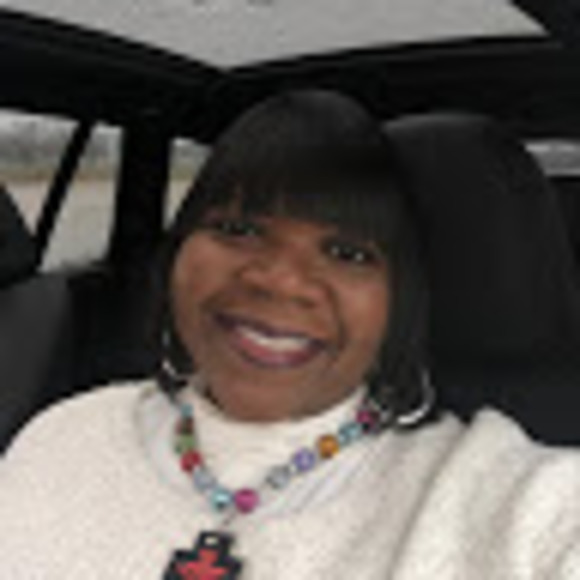 Profile Picture of Portia Thomas (@read2615pm) on Poshmark