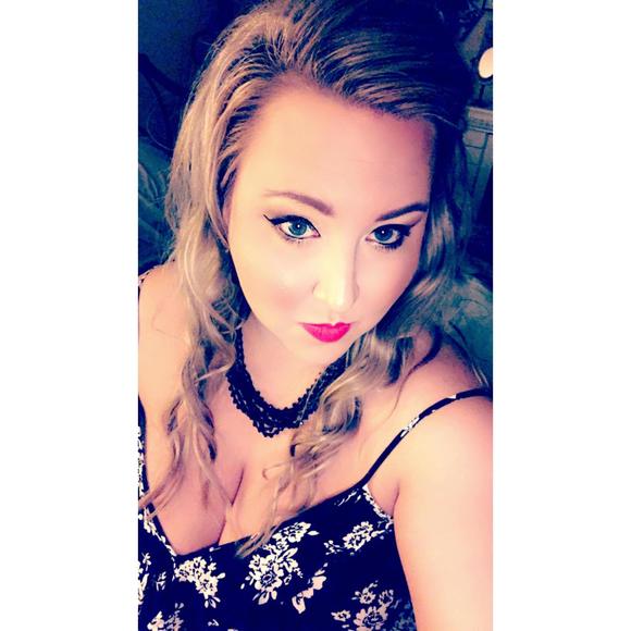 Profile Picture of Kayla Neumann (@kaneumann) on Poshmark