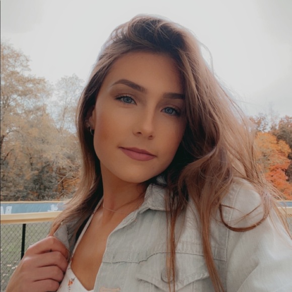 Profile Picture of Julia Dailey (@juliadailey) on Poshmark