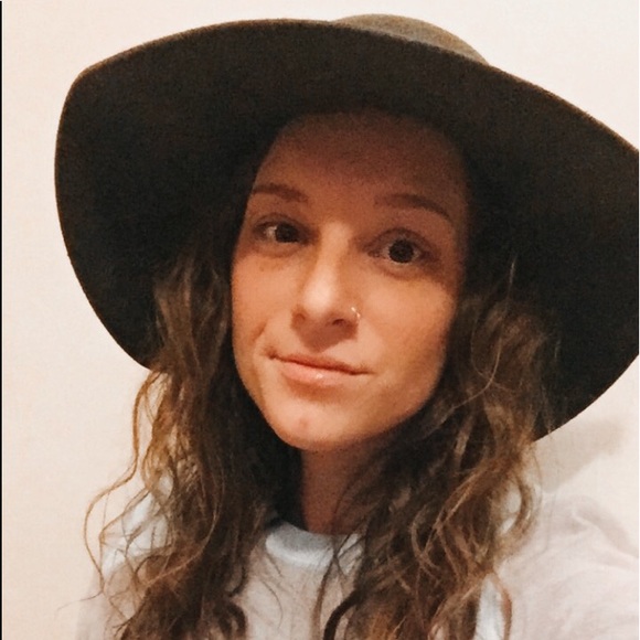 Profile Picture of Katie Darley (@katiejdarley) on Poshmark