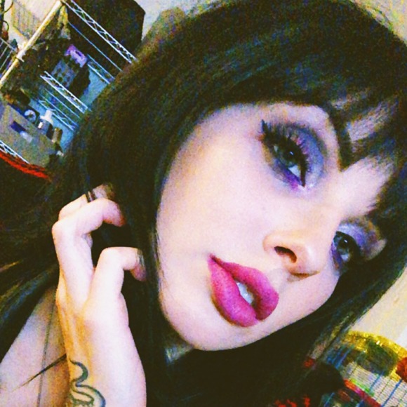 Profile Picture of Brianna Kern (@kingsleyscloset) on Poshmark