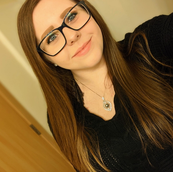 Profile Picture of Ariel Bennett (@ariel_louise) on Poshmark