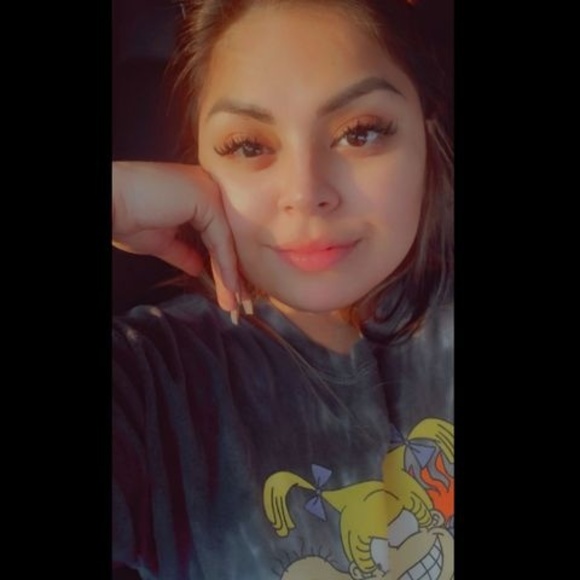 Profile Picture of Muñoz Cynthia (@cynthiavar) on Poshmark