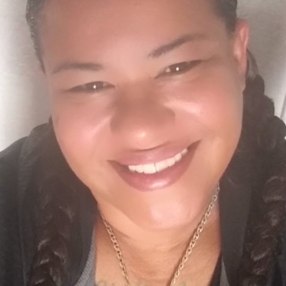 Profile Picture of Renee Burks (@renee_burks) on Poshmark