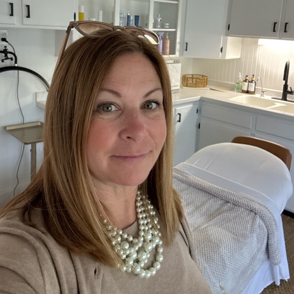 Profile Picture of Jennifer Ponchak (@jponchak) on Poshmark