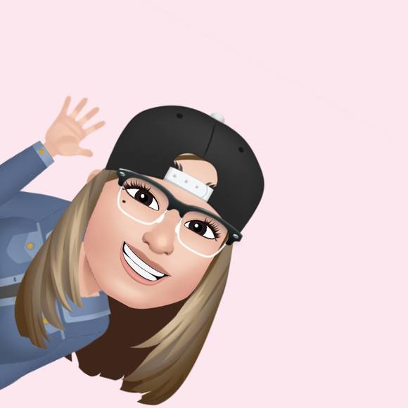 Profile Picture of Liz Blenis (@lizblenis) on Poshmark